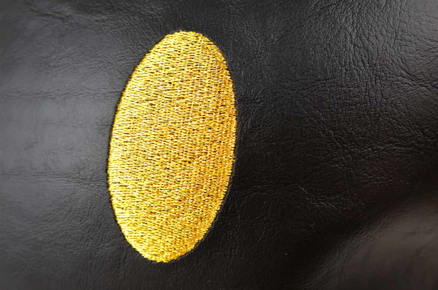 The Chibi Smile チビスマイル キュートゴールドスマイル 『ニコフェイス®』刺繍クッション ブラック 34×34cm 中材付 - HOUSE OF JAPAN Shop