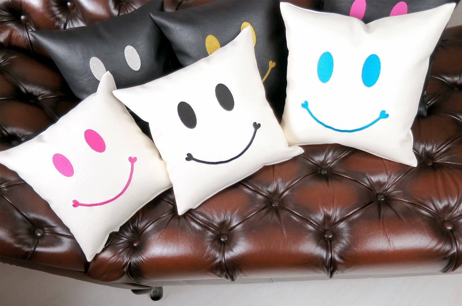 The Chibi Smile チビスマイル キュートブルースマイル 『ニコフェイス®』刺繍クッション ホワイト 34×34cm 中材付 - HOUSE OF JAPAN Shop