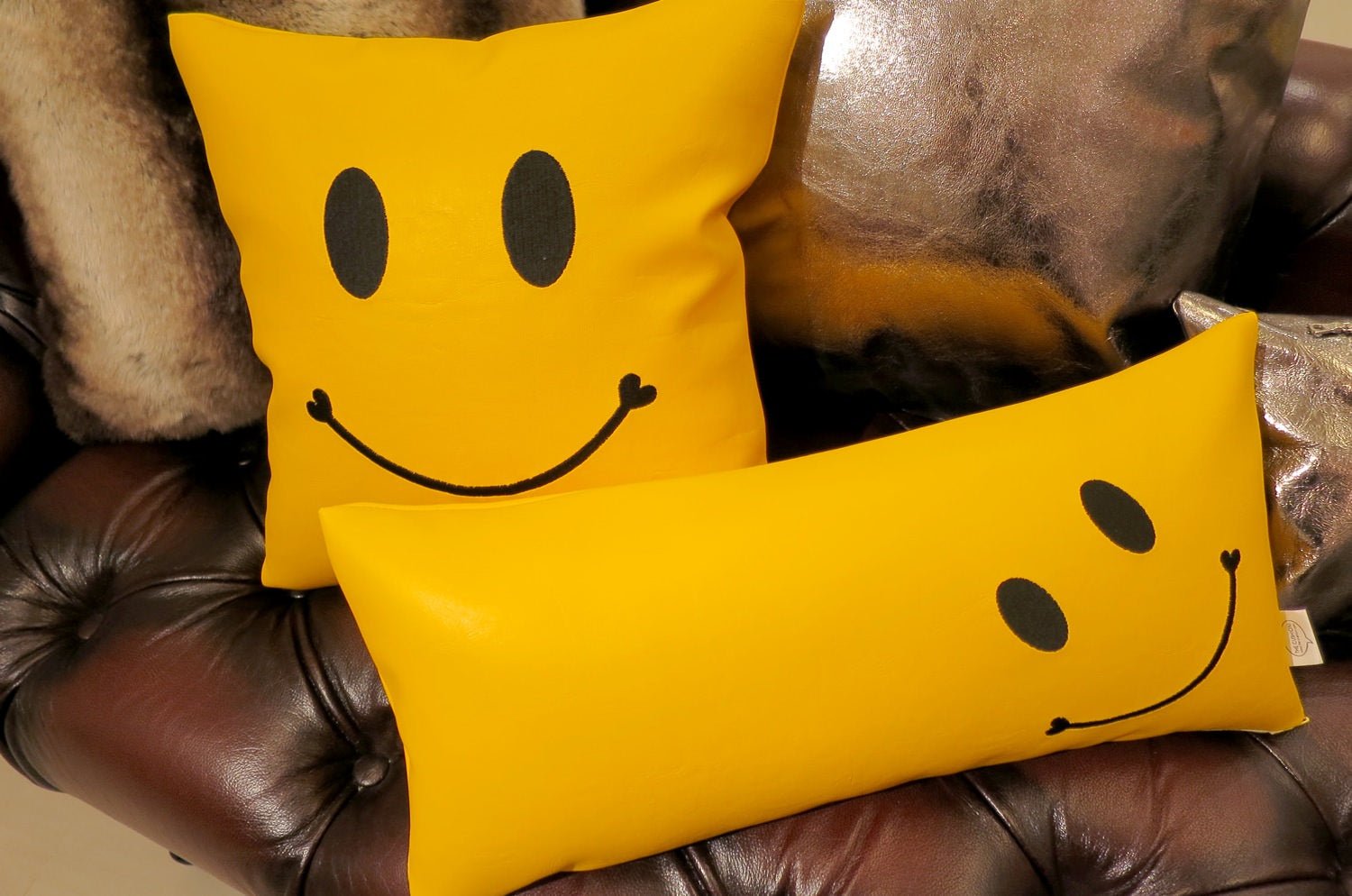 The Chibi Smile チビスマイル キュートブラックスマイル 『ニコフェイス®』刺繍クッション イエロー 34×34cm 中材付 - HOUSE OF JAPAN Shop