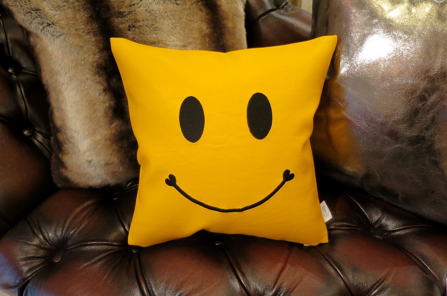 The Chibi Smile チビスマイル キュートブラックスマイル 『ニコフェイス®』刺繍クッション イエロー 34×34cm 中材付 - HOUSE OF JAPAN Shop