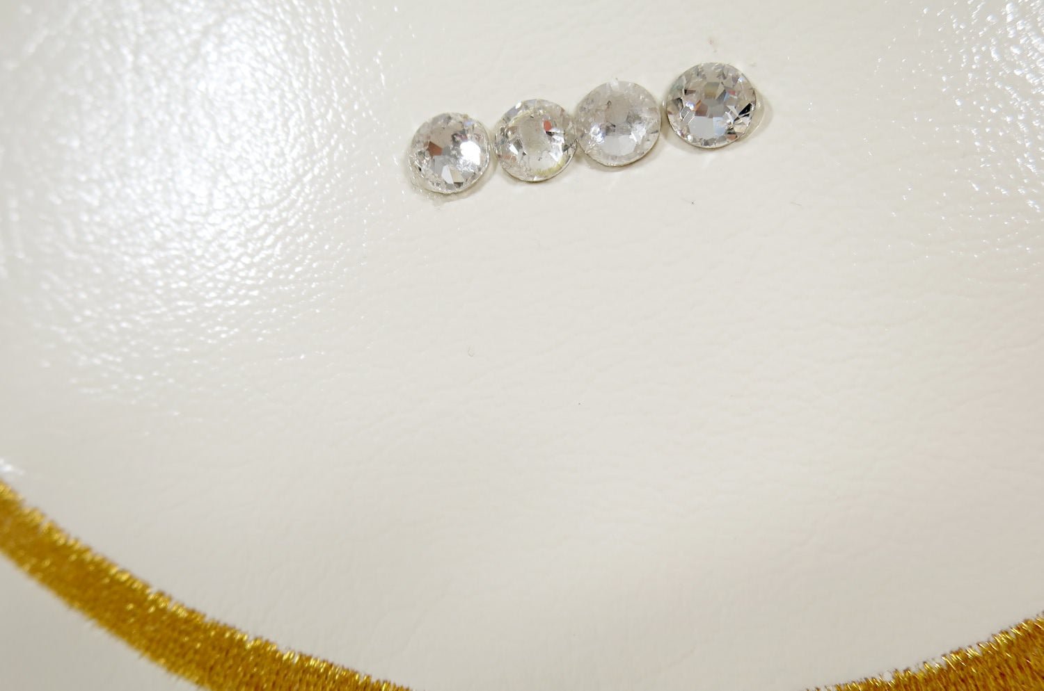 The Chibi Smile チビスマイル キュートゴールドスマイル 『ニコフェイス®』刺繍クッション ヒゲスワロフスキー ホワイト 34×34cm 中材付 - HOUSE OF JAPAN Shop