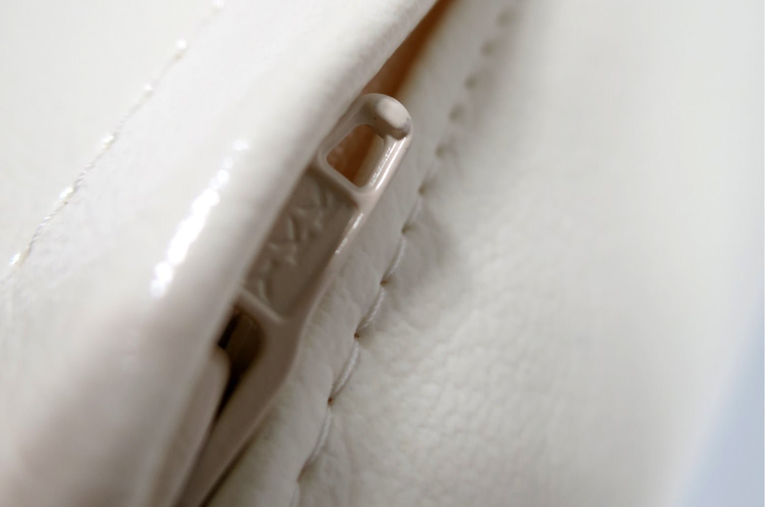 The Chibi Smile チビスマイル ゴールド 『ニコフェイス®』刺繍クッション パールホワイト 34×34cm 中材付 - HOUSE OF JAPAN Shop