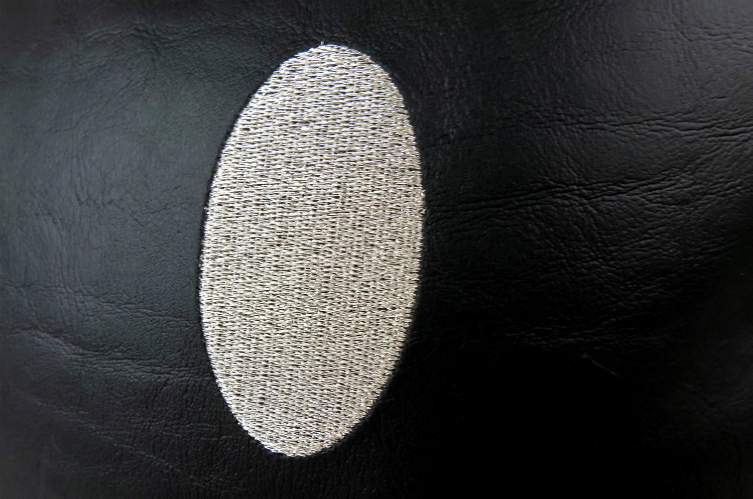 The Chibi Smile チビスマイル キュートシルバースマイル 『ニコフェイス®』刺繍クッション ブラック 34×34cm 中材付 - HOUSE OF JAPAN Shop