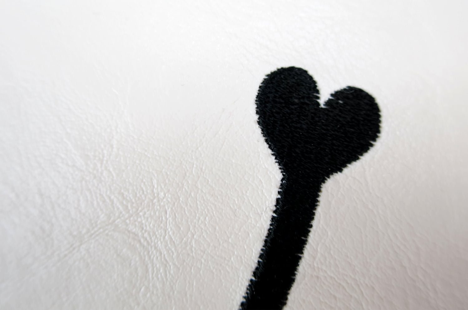 The Chibi Smile チビスマイル キュートブラックスマイル 『ニコフェイス®』刺繍クッション ホワイト 34×34cm 中材付 - HOUSE OF JAPAN Shop