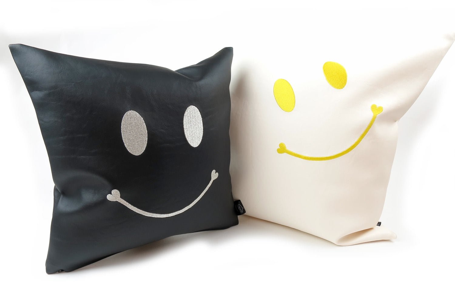 The Chibi Smile チビスマイル キュートシルバースマイル 『ニコフェイス®』刺繍クッション ブラック 34×34cm 中材付 - HOUSE OF JAPAN Shop