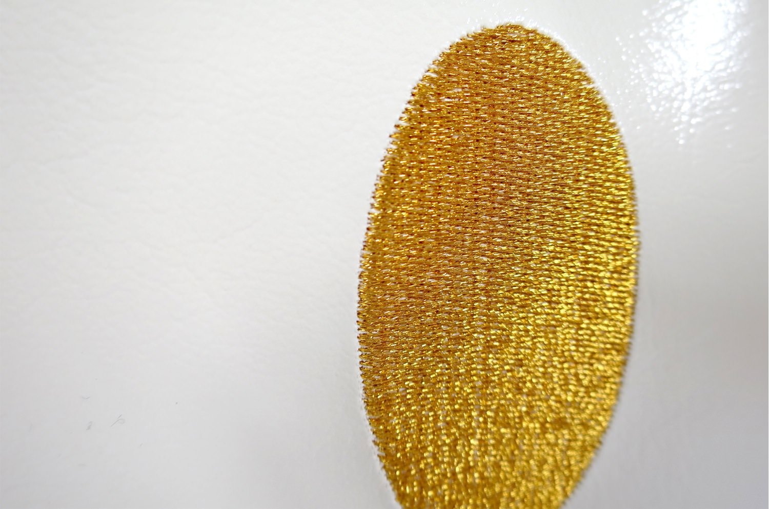 The Chibi Smile チビスマイル ゴールド 『ニコフェイス®』刺繍クッション パールホワイト 34×34cm 中材付 - HOUSE OF JAPAN Shop