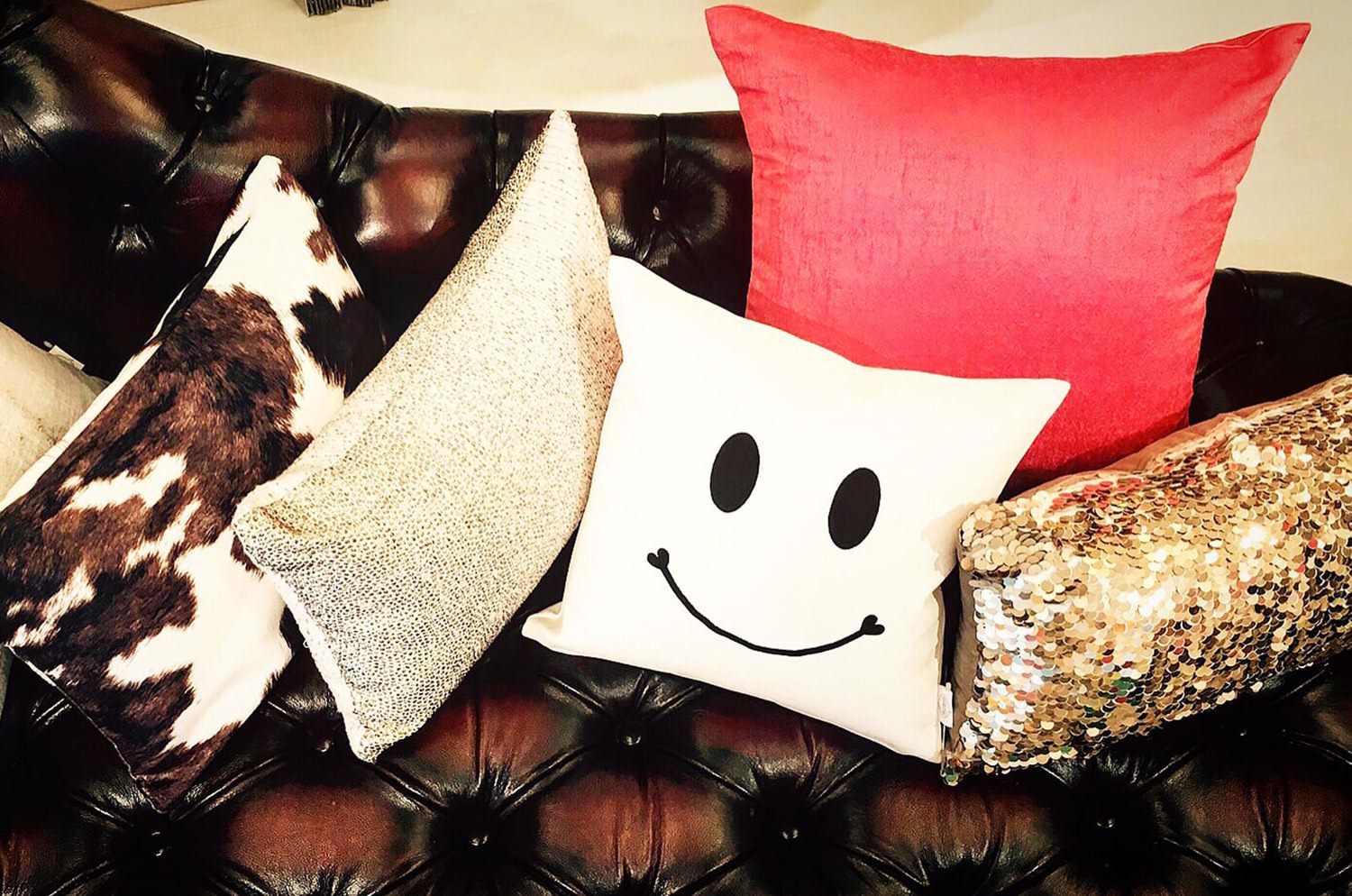 The Chibi Smile チビスマイル キュートブラックスマイル 『ニコフェイス®』刺繍クッション ホワイト 34×34cm 中材付 - HOUSE OF JAPAN Shop