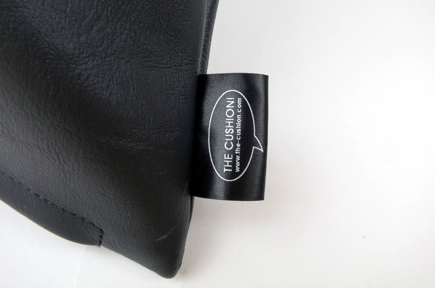 The Chibi Smile チビスマイル キュートピンクスマイル 『ニコフェイス®』刺繍クッション ブラック 34×34cm 中材付 - HOUSE OF JAPAN Shop