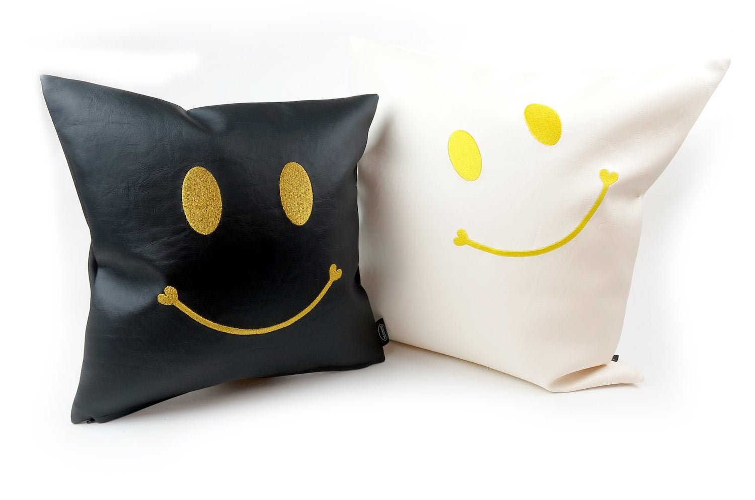 The Chibi Smile チビスマイル キュートゴールドスマイル 『ニコフェイス®』刺繍クッション ブラック 34×34cm 中材付 - HOUSE OF JAPAN Shop