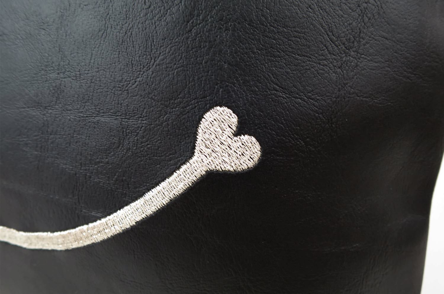 The Chibi Smile チビスマイル キュートシルバースマイル 『ニコフェイス®』刺繍クッション ブラック 34×34cm 中材付 - HOUSE OF JAPAN Shop