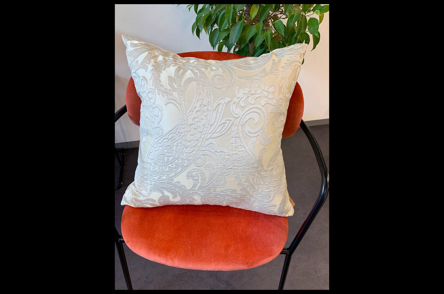 The Classic paisley クラシックペーズリー柄クッションカバー (パールグレー×リーフベージュ) 50×50cm - HOUSE OF JAPAN Shop