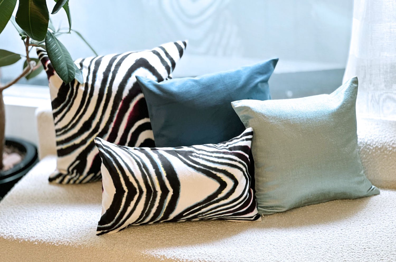 The Color Marble スペイン製起毛スエードタッチ カラーマーブルクッション 50×30cm 中材付 - HOUSE OF JAPAN Shop