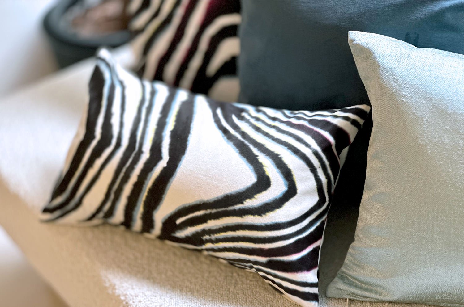 The Color Marble スペイン製起毛スエードタッチ カラーマーブルクッション 50×30cm 中材付 - HOUSE OF JAPAN Shop