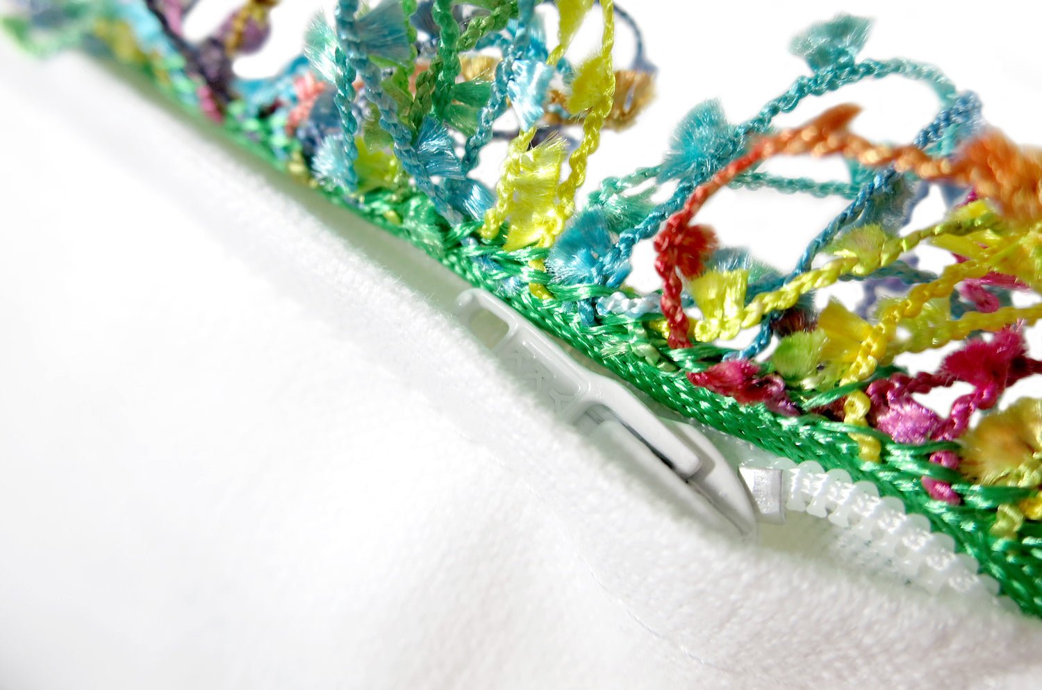 The Colorful fringe 花畑カラフルフリンジクッションカバー ホワイト 45×45cm - HOUSE OF JAPAN Shop