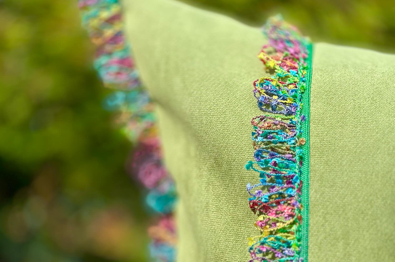 The Colorful Fringe 花畑カラフルフリンジクッション ライムグリーン 66×38cm 中材付 - HOUSE OF JAPAN Shop