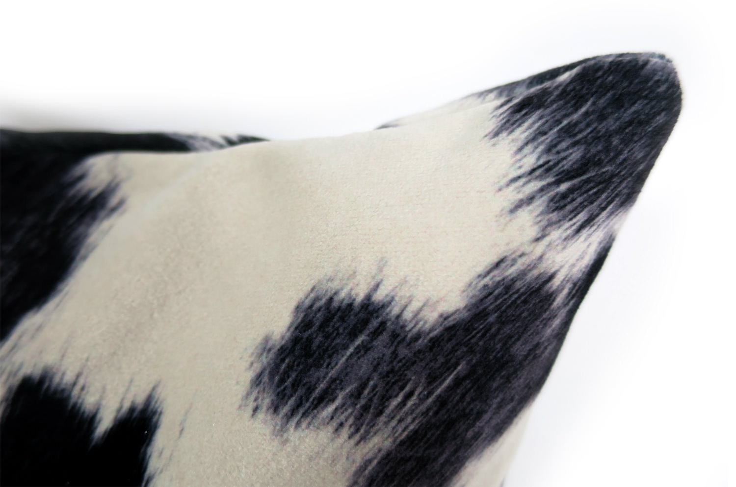 The Cow スペイン製起毛スエードタッチ 牛柄クッション ブラック 45×30cm 中材付 - HOUSE OF JAPAN Shop