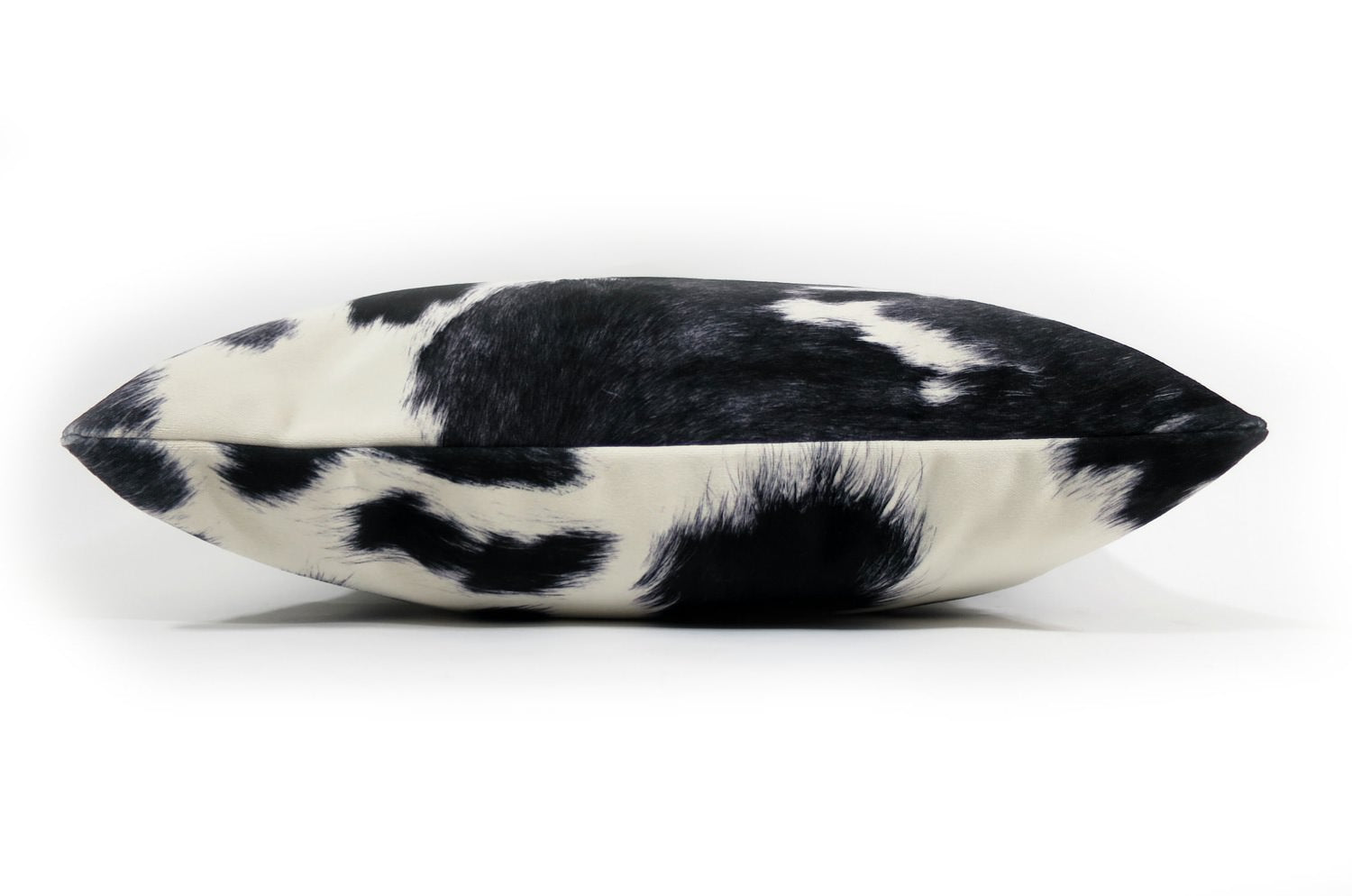 The Cow スペイン製起毛スエードタッチ 牛柄クッション ブラック 45×30cm 中材付 - HOUSE OF JAPAN Shop