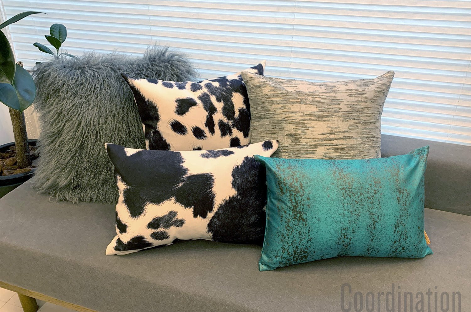 The Cow スペイン製起毛スエードタッチ 牛柄クッション ブラック 45×30cm 中材付 - HOUSE OF JAPAN Shop