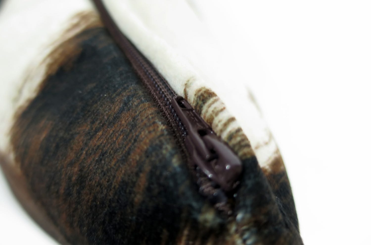 The Cow スペイン製起毛スエードタッチ 牛柄クッション ブラウン 45×30cm 中材付 - HOUSE OF JAPAN Shop