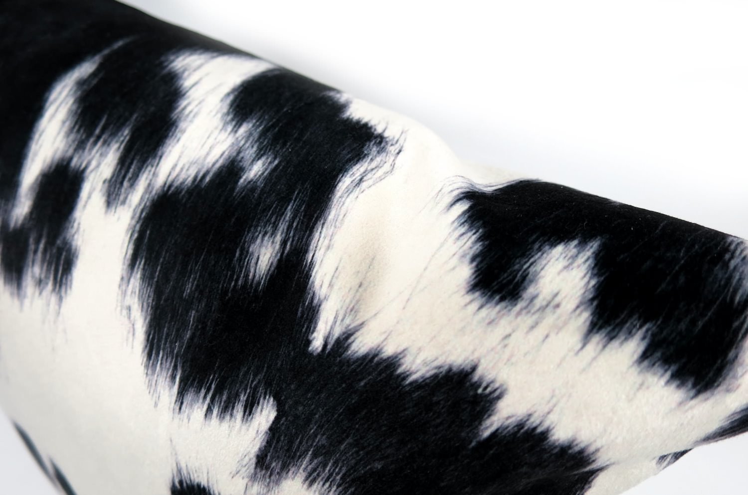 The Cow スペイン製起毛スエードタッチ 牛柄クッションカバー ブラック 45×45cm - HOUSE OF JAPAN Shop