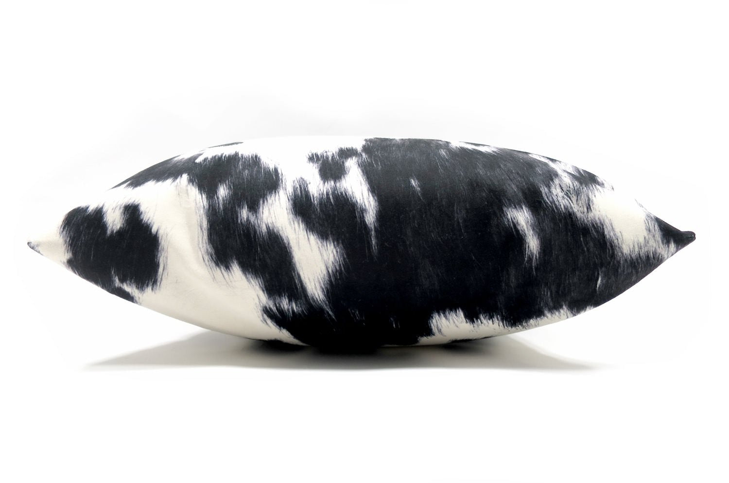 The Cow スペイン製起毛スエードタッチ 牛柄クッションカバー ブラック 45×45cm - HOUSE OF JAPAN Shop