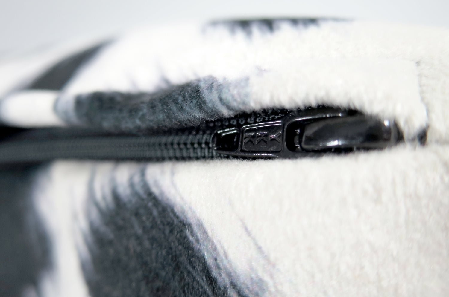 The Cow スペイン製起毛スエードタッチ 牛柄クッションカバー ブラック 45×45cm - HOUSE OF JAPAN Shop