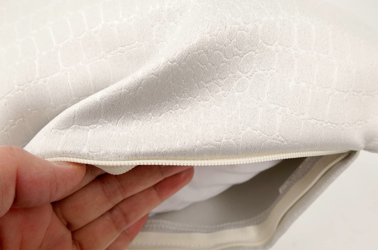 The Crocodile クロコ型押し柄クッションカバー ライトグレー 45×45cm - HOUSE OF JAPAN Shop