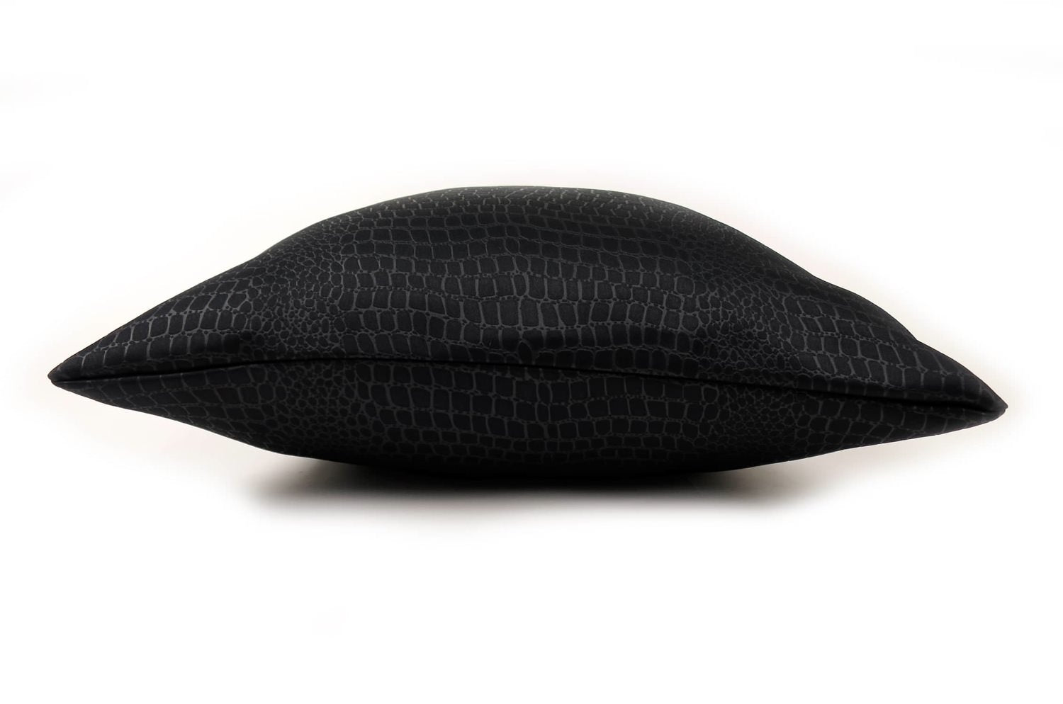 The Crocodile クロコ型押し柄クッションカバー ブラック 45×45cm - HOUSE OF JAPAN Shop