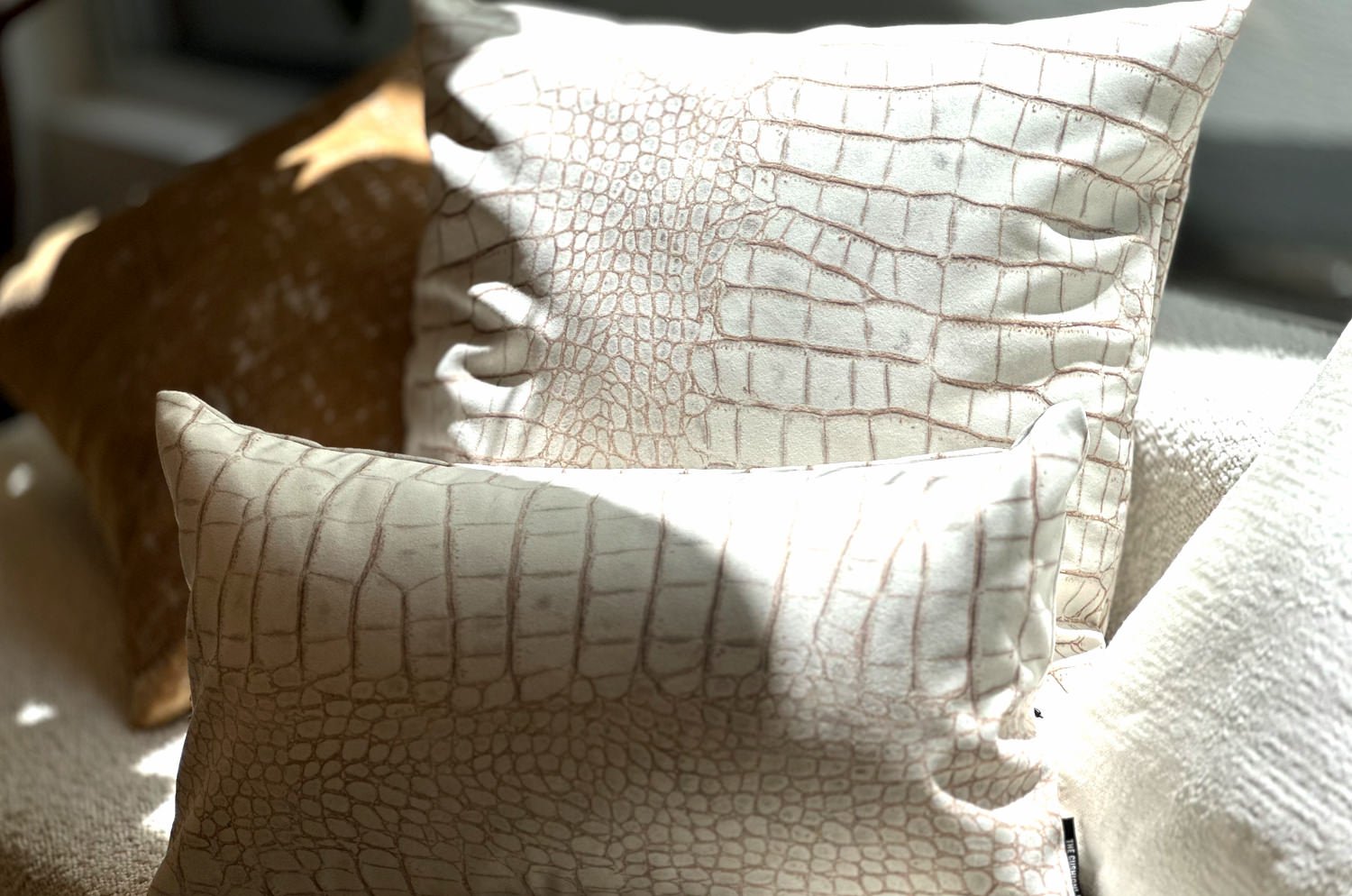The Crocodile スペイン製 起毛スエード調 クロコダイル柄クッション (エクリュ) 50×30cm 中材付 - HOUSE OF JAPAN Shop