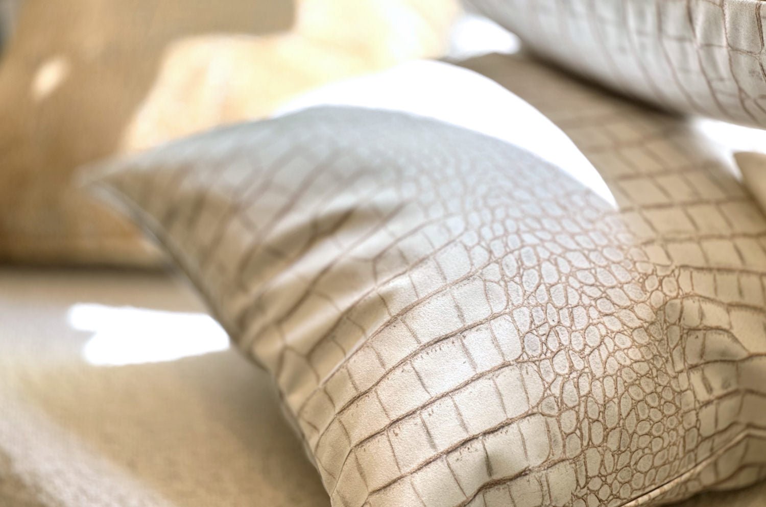 The Crocodile スペイン製 起毛スエード調 クロコダイル柄クッション (エクリュ) 50×30cm 中材付 - HOUSE OF JAPAN Shop