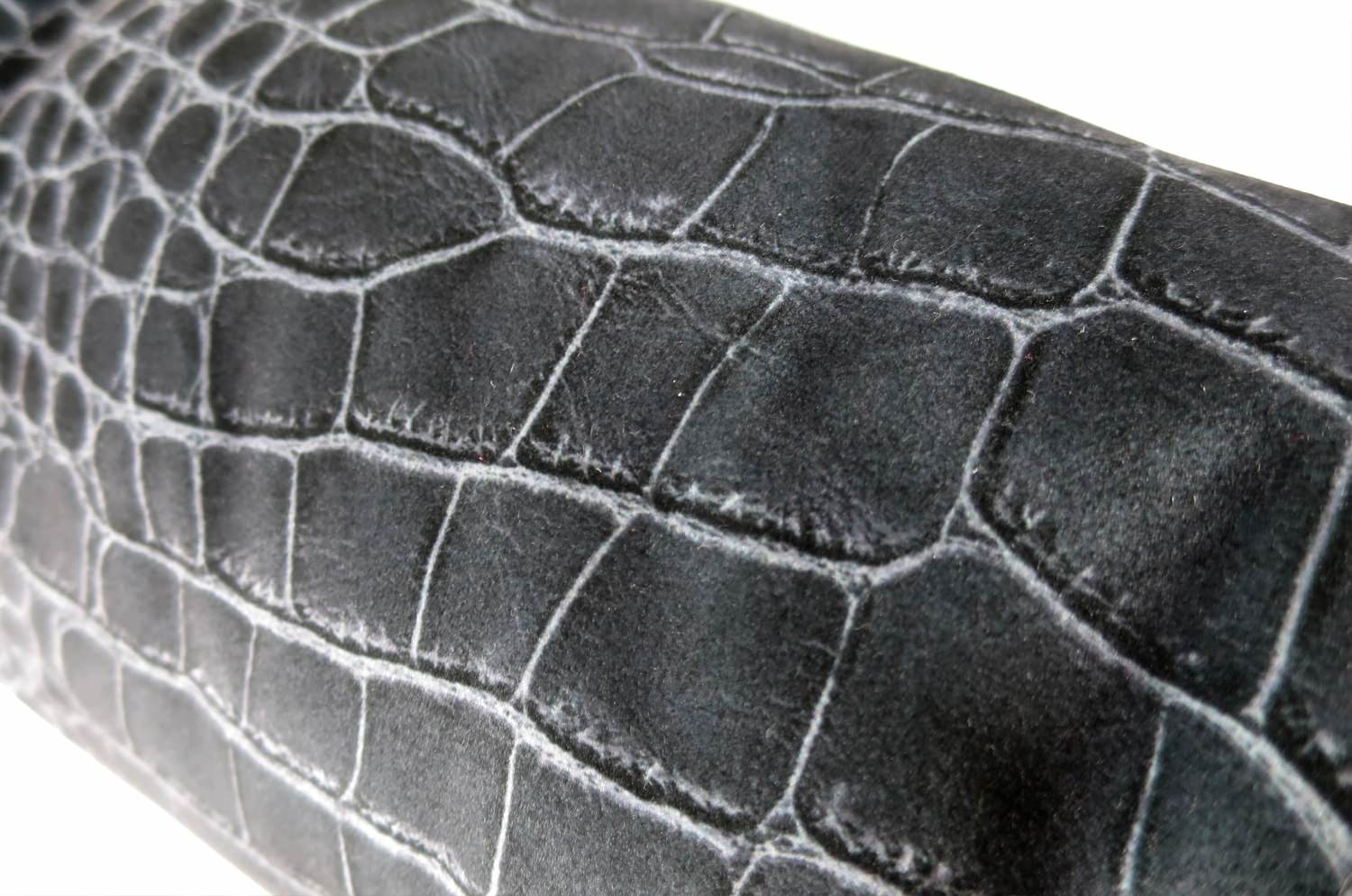 The Crocodile スペイン製起毛スエード調クロコ柄クッションカバー ブラック 50×50cm - HOUSE OF JAPAN Shop