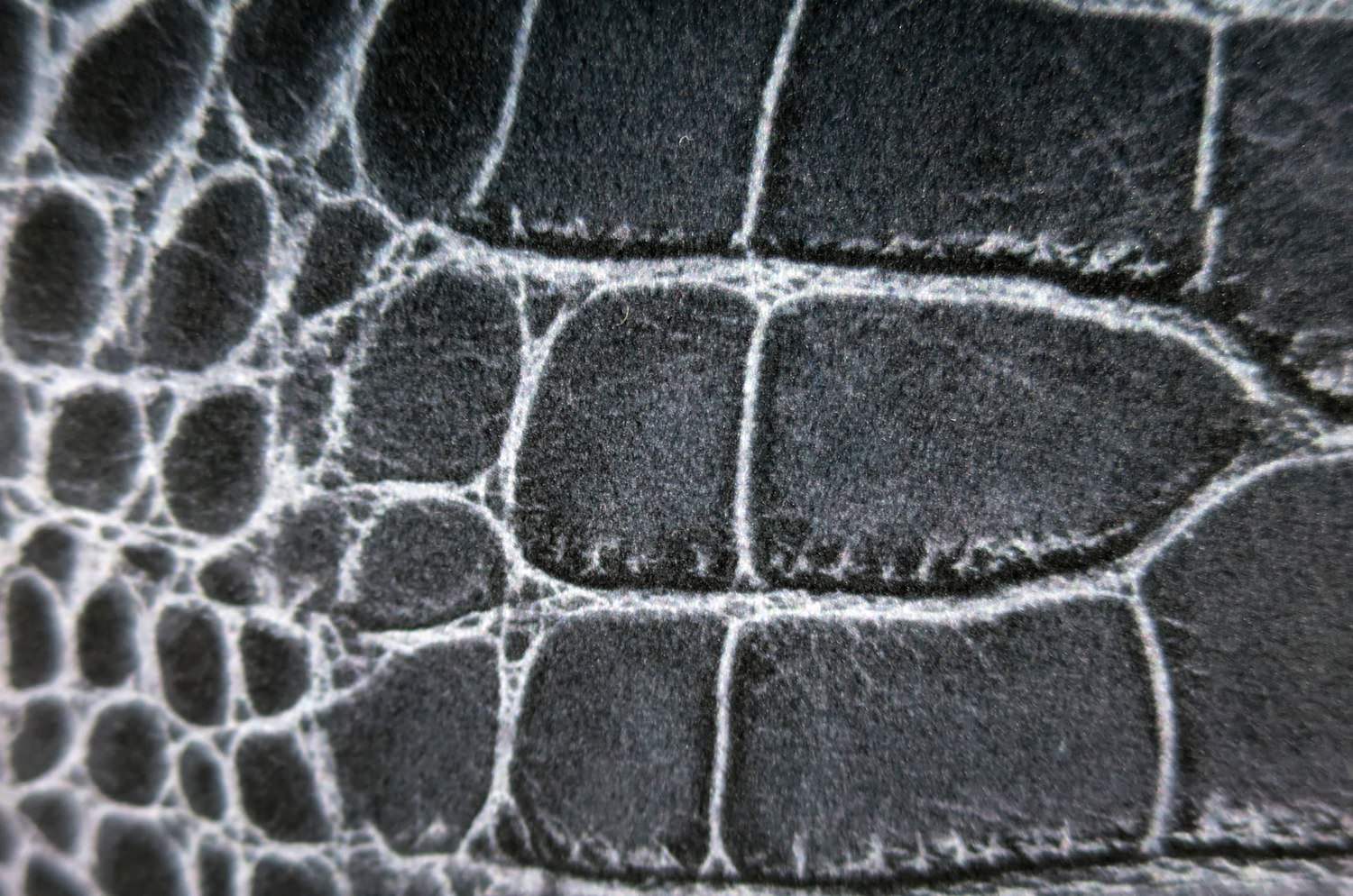 The Crocodile スペイン製起毛スエード調クロコ柄クッションカバー ブラック 50×50cm - HOUSE OF JAPAN Shop