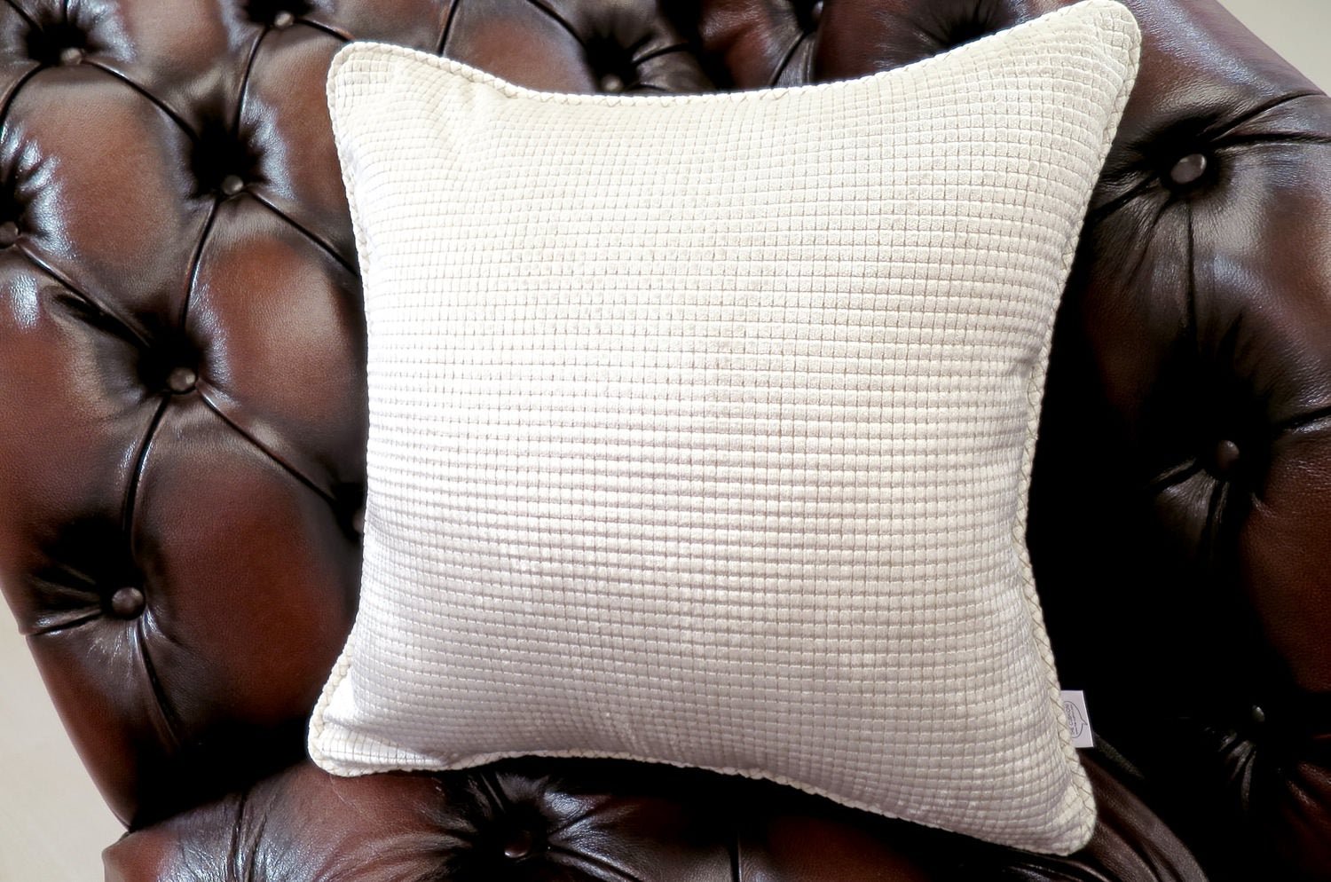 The Cut Velvet シャインカットベルベット パイピング付クッションカバー ホワイト 45×45cm - HOUSE OF JAPAN Shop