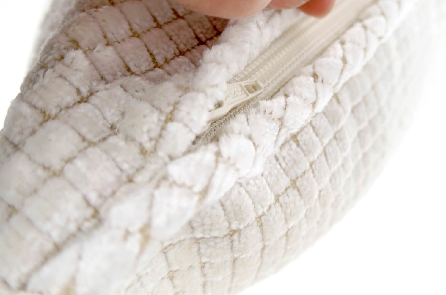 The Cut Velvet シャインカットベルベット パイピング付クッションカバー ホワイト 45×45cm - HOUSE OF JAPAN Shop