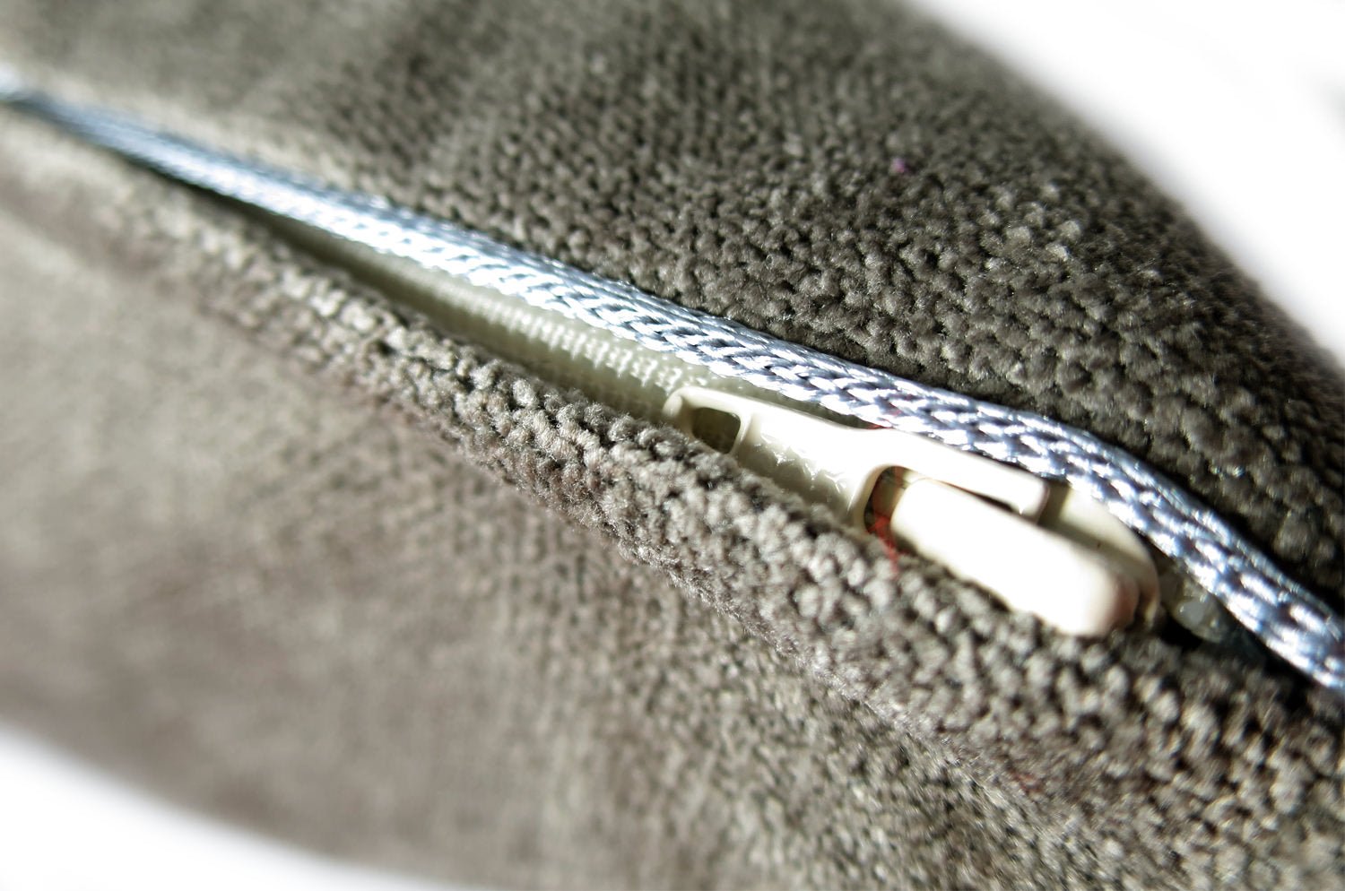 The Cute Velvet キュートベルベットクッションカバー クールグレー 45×45cm - HOUSE OF JAPAN Shop