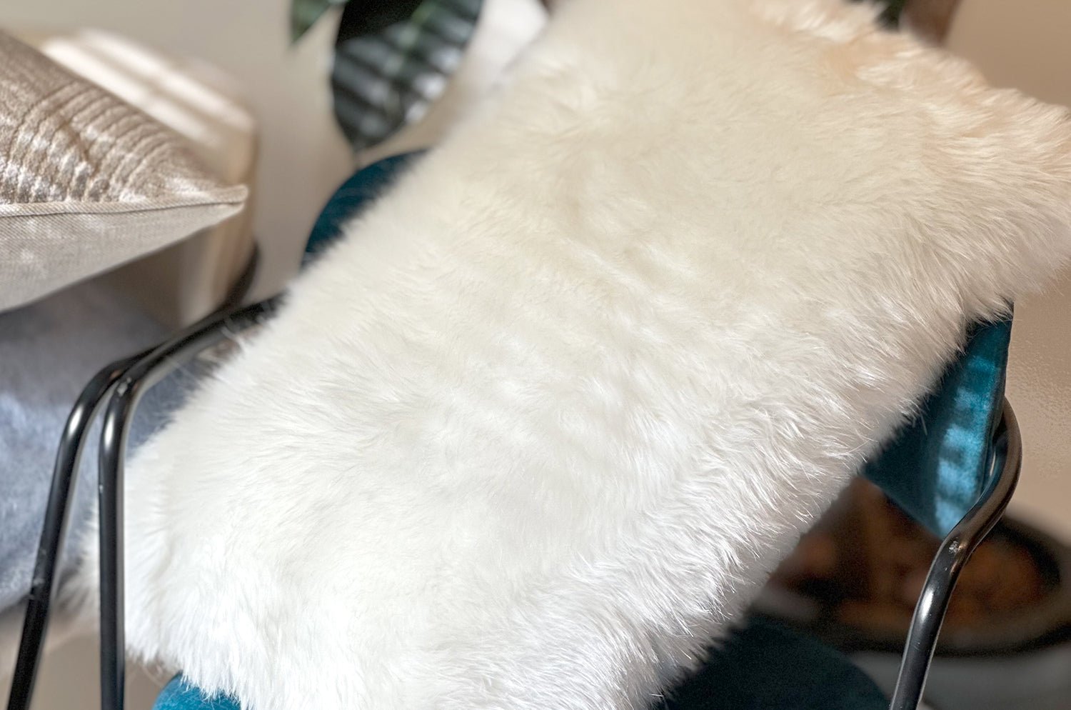 The EcoFur フォックス エコファー横長クッション ホワイト 60×38cm 中材付 - HOUSE OF JAPAN Shop