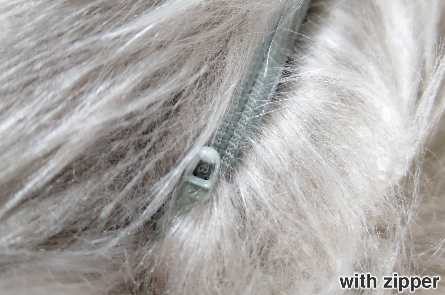 The EcoFur フォックス エコファー横長クッション シルバー 60×38cm 中材付 - HOUSE OF JAPAN Shop