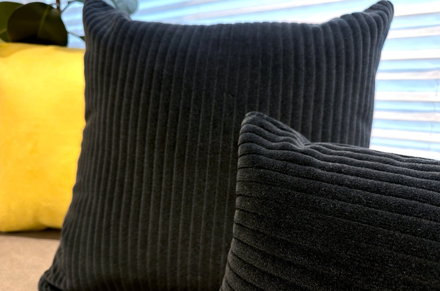 The EDGEMONT CORDUROY BLACK ラルフローレンファブリック コーデュロイクッション (ブラック) 48×30cm 中材付 - HOUSE OF JAPAN Shop