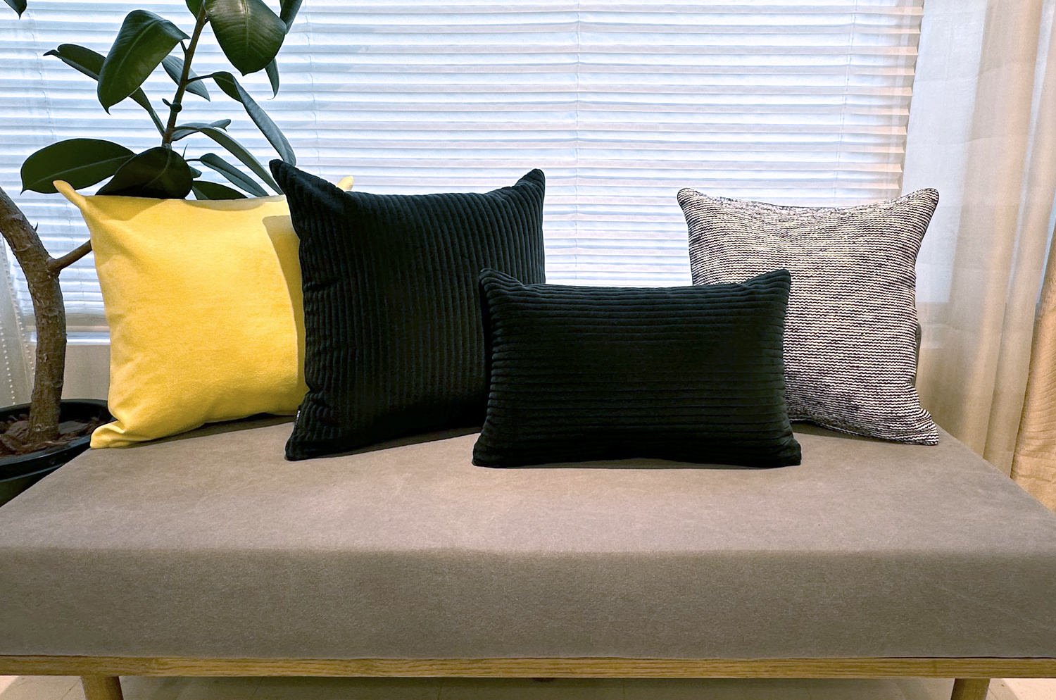 The EDGEMONT CORDUROY BLACK ラルフローレンファブリック コーデュロイクッション (ブラック) 48×30cm 中材付 - HOUSE OF JAPAN Shop