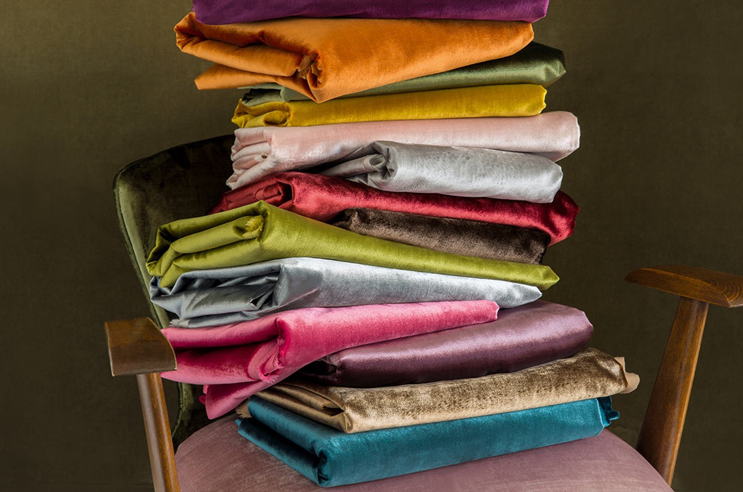 The ELITIS 艶ゴールドイエロー ベルベットクッション 66×35cm 中材付 - HOUSE OF JAPAN Shop