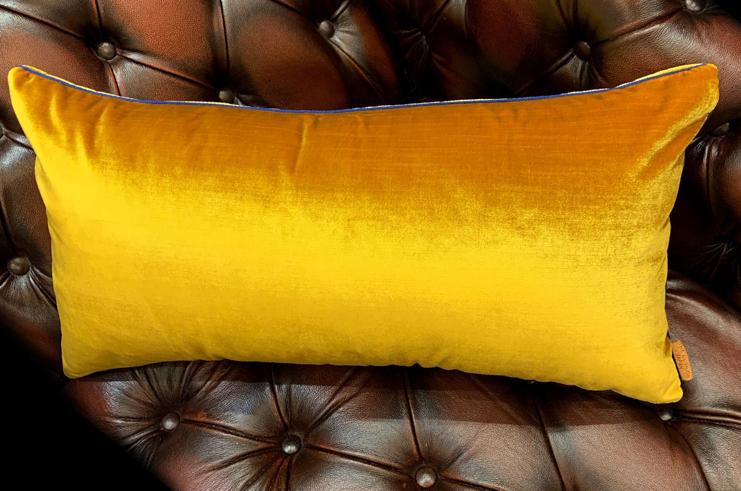 The ELITIS 艶ゴールドイエロー ベルベットクッション 66×35cm 中材付 - HOUSE OF JAPAN Shop