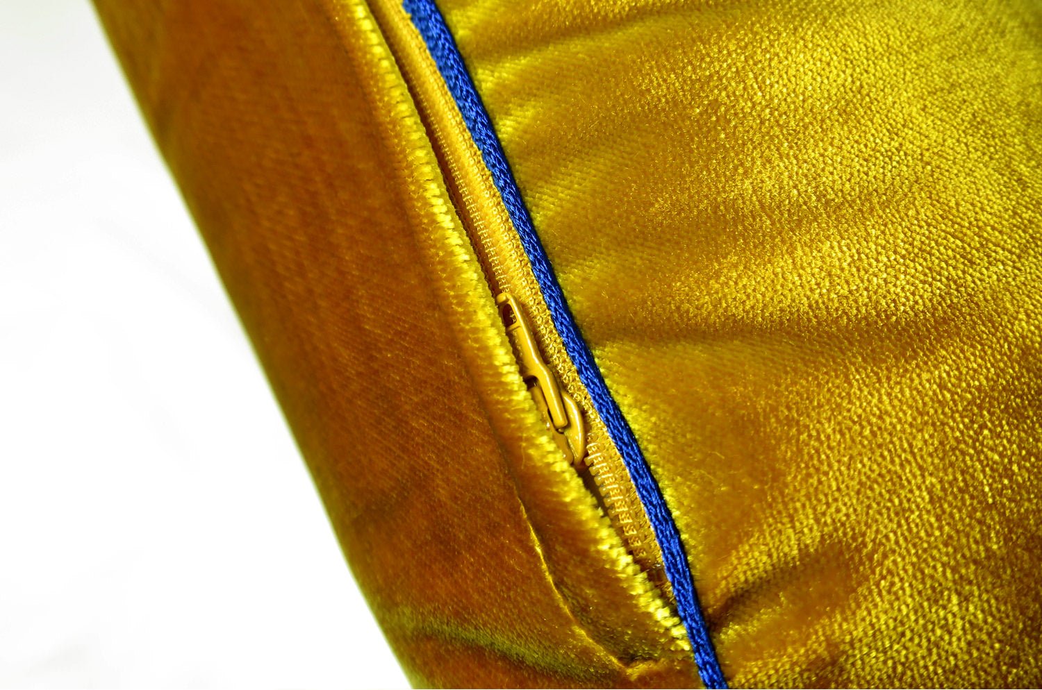 The ELITIS 艶ゴールドイエロー ベルベットクッション 66×35cm 中材付 - HOUSE OF JAPAN Shop