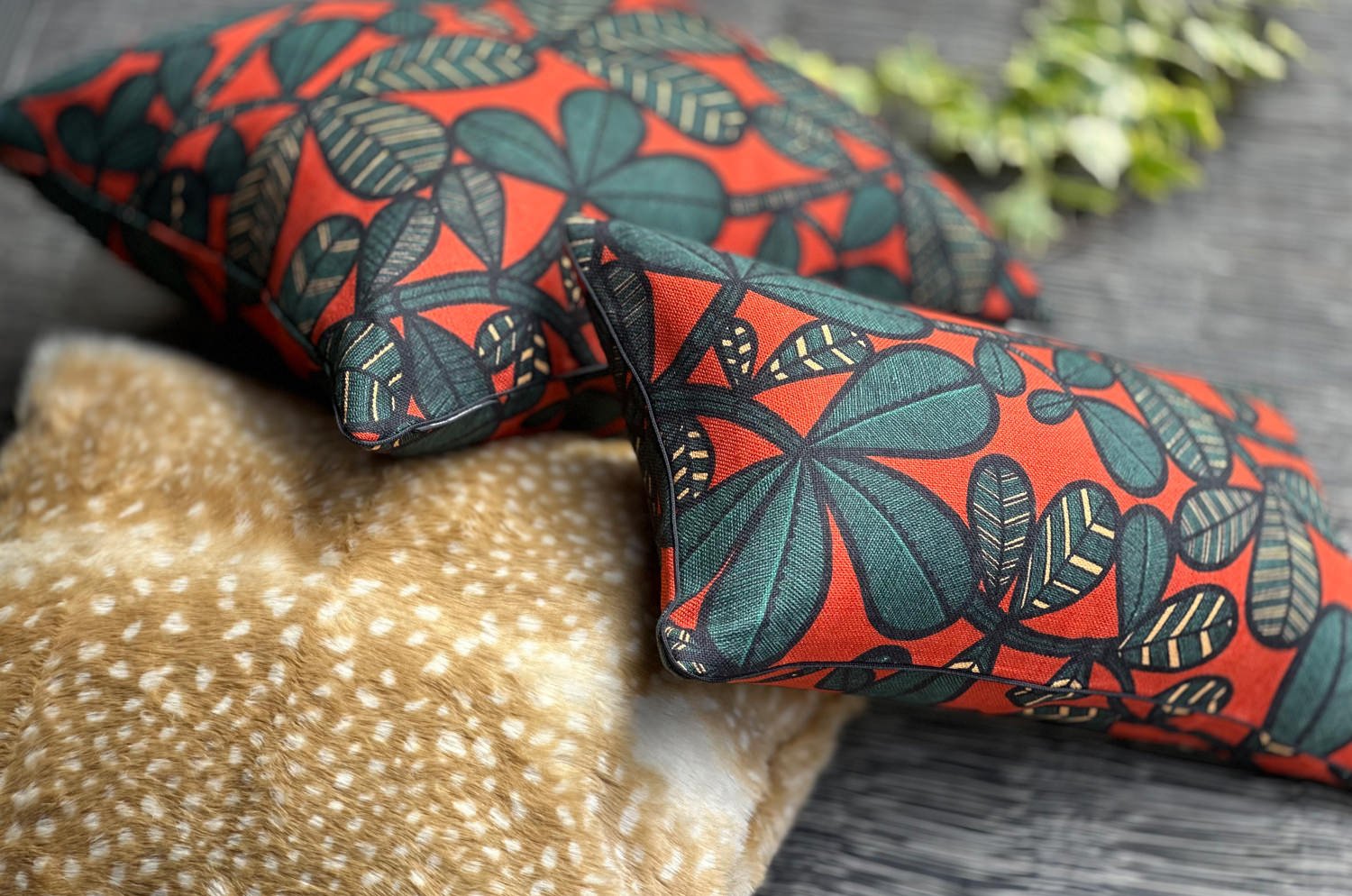 The FAO ファオ フレンチリネンキャンバス フォレストプリント クッション (ブラック&レッド) 50×30cm 中材付 - HOUSE OF JAPAN Shop