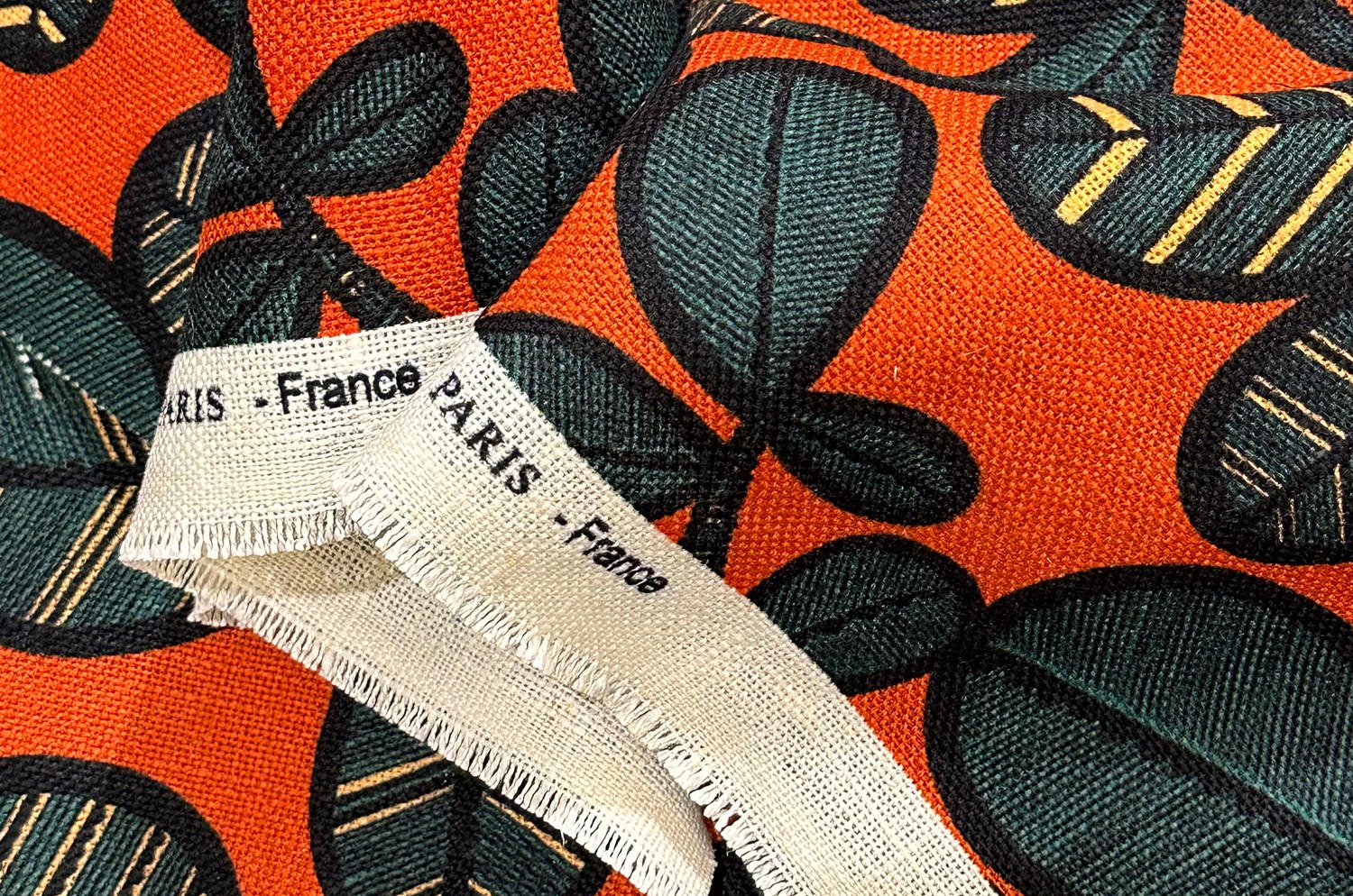 The FAO ファオ フレンチリネンキャンバス フォレストプリント クッションカバー (ブラック&レッド) 50×50cm - HOUSE OF JAPAN Shop