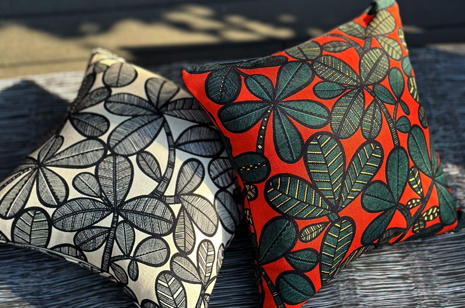 The FAO ファオ フレンチリネンキャンバス フォレストプリント クッションカバー (ブラック&レッド) 50×50cm - HOUSE OF JAPAN Shop