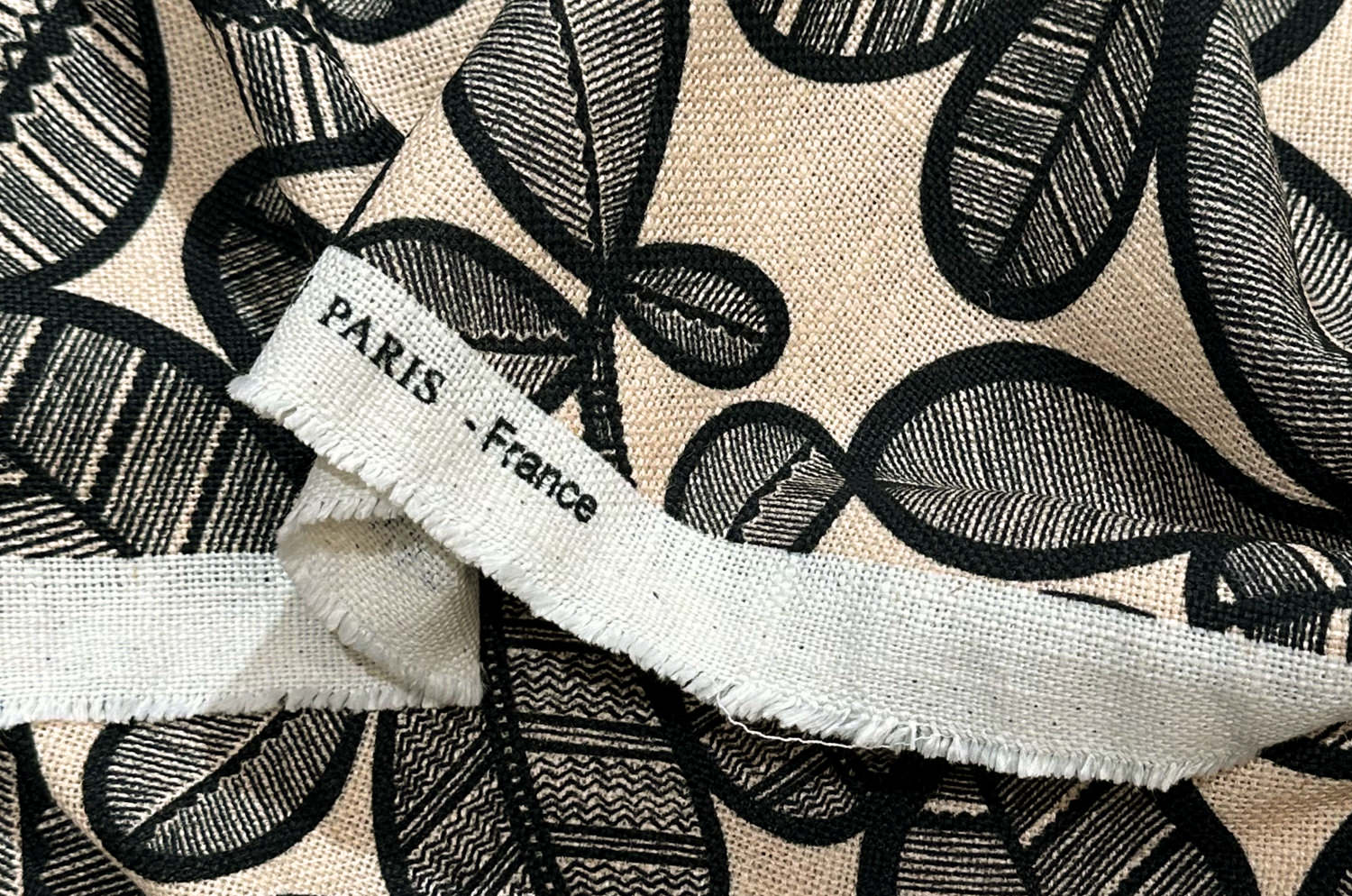 The FAO ファオ フレンチリネンキャンバス フォレストプリント クッションカバー (ブラック&バニラ) 50×50cm - HOUSE OF JAPAN Shop