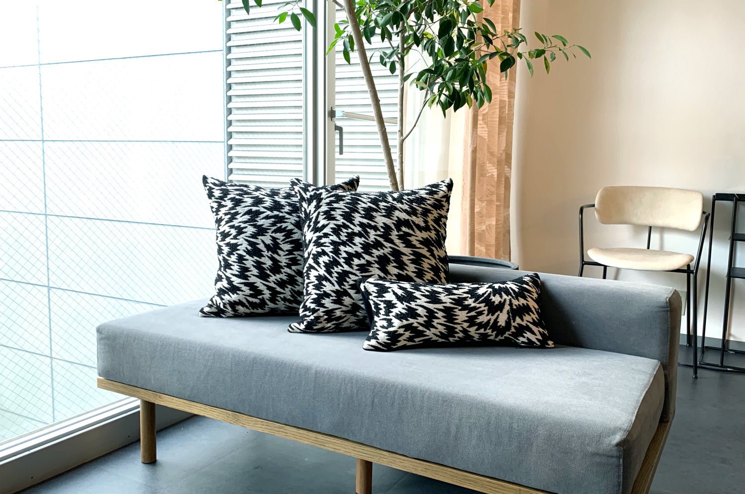 The Flash Monochrome by Kirkby Design x ELEY KISHIMOTO(イーリー キシモト)fabric 横長クッション 50×23cm 中材付 - HOUSE OF JAPAN Shop