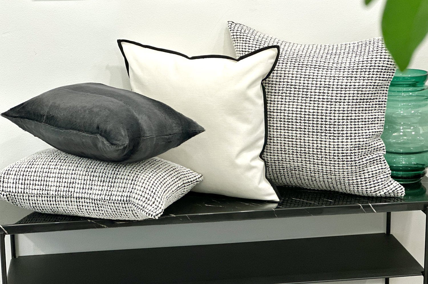 The Fluffiness フラッフィネス Black&white クッション 50×30cm 中材付 - HOUSE OF JAPAN Shop