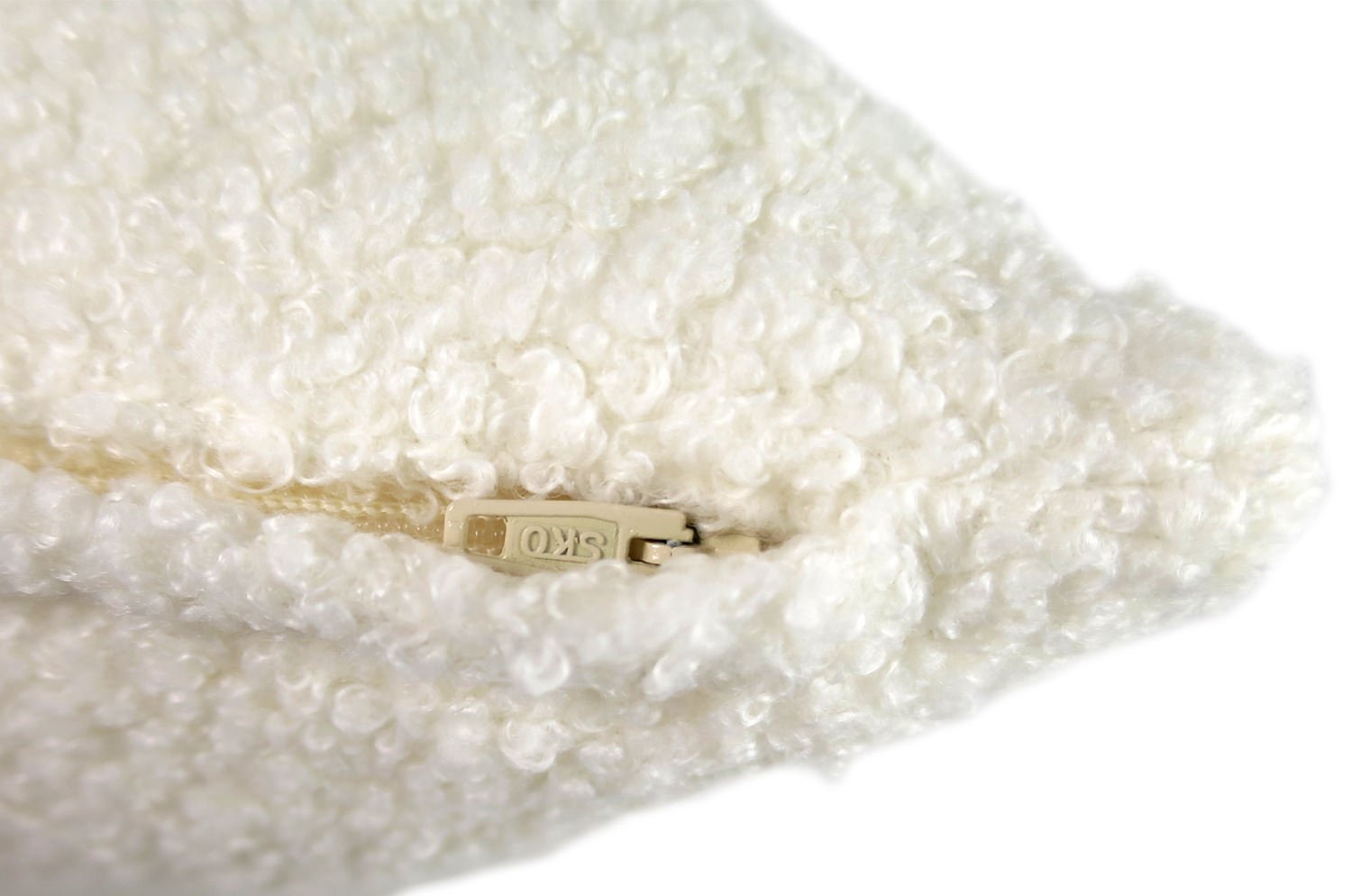 The Fluffy Boucle フラッフィーブークレ クッション (ホワイト) 50×35cm 中材付 - HOUSE OF JAPAN Shop