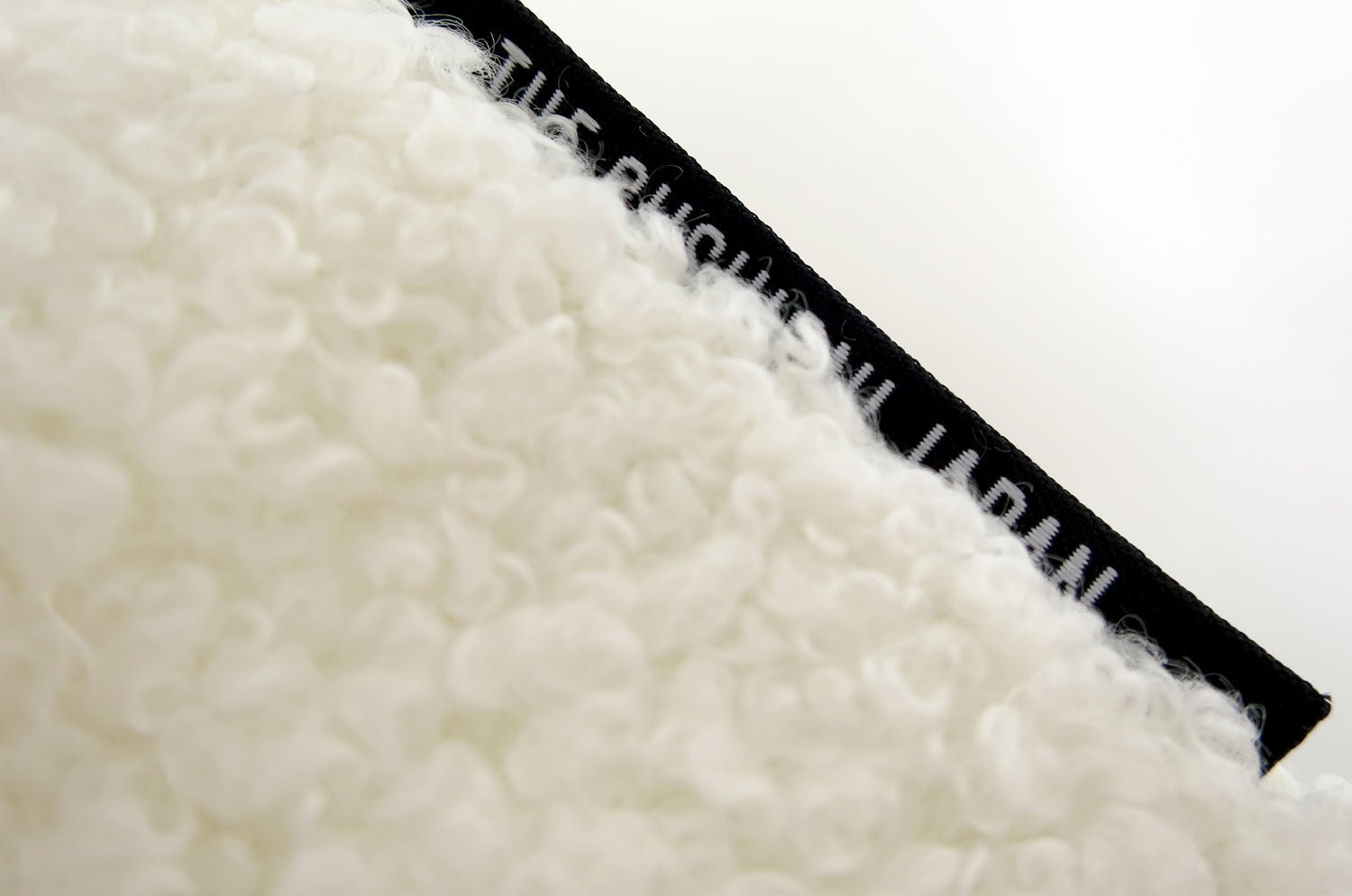 The Fluffy Boucle フラッフィーブークレ クッション (ホワイト) 50×35cm 中材付 - HOUSE OF JAPAN Shop